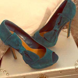 Sexy heels..Bowderek teal suede